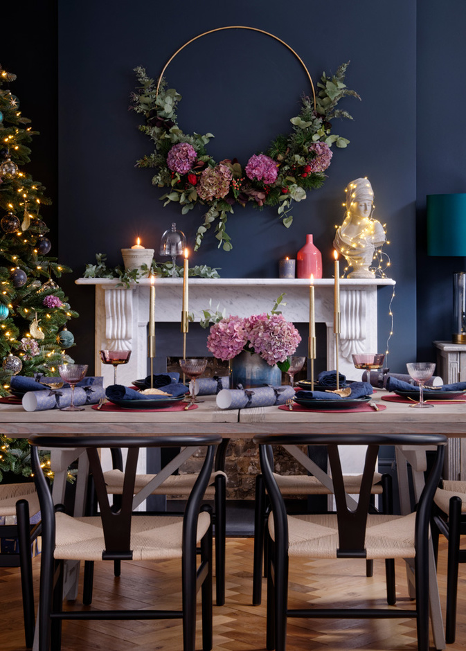 الزهور تضيف لمسة رائعة على ديكور غرفة الطعام