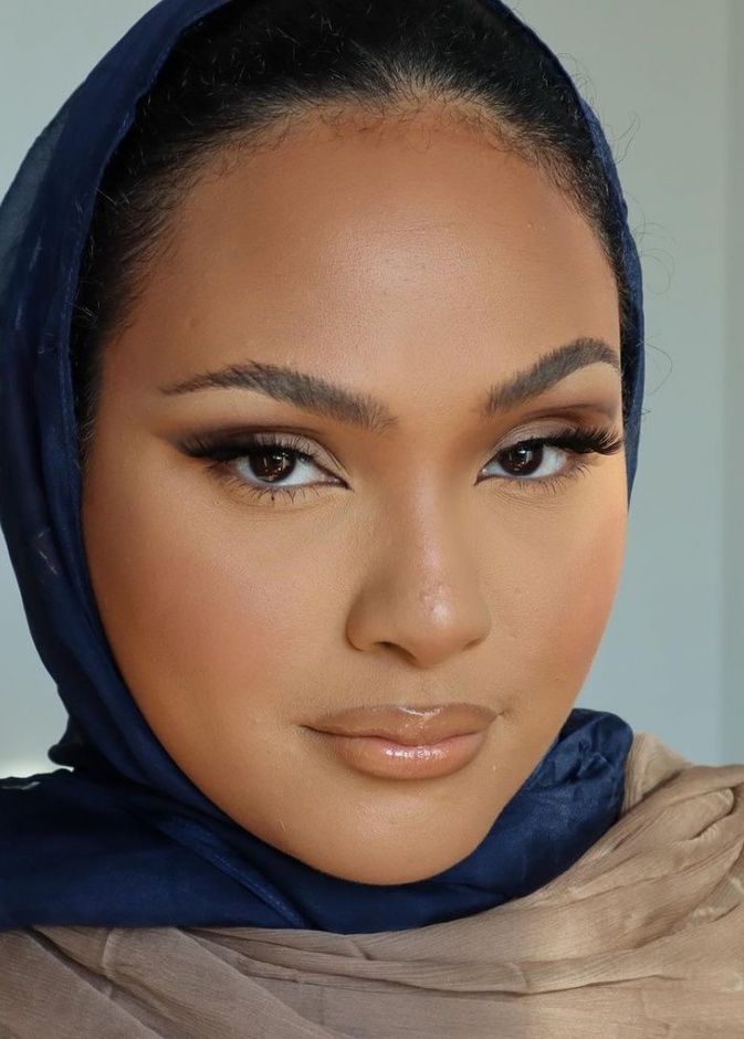 مكياج عصري ناعم لصاحبات البشرة السمراء من وحي منال شينوتاي