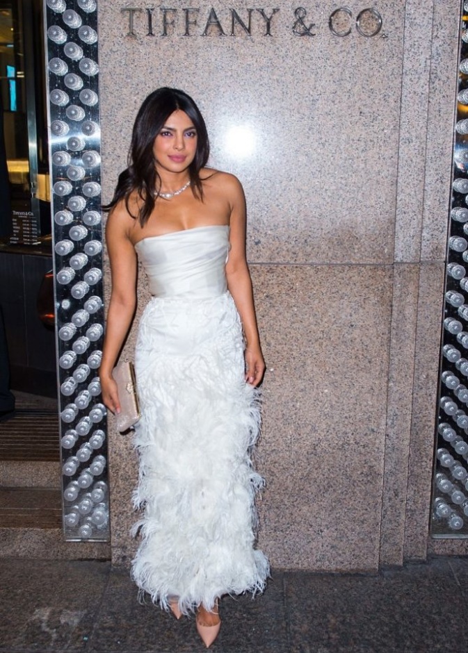 تألقت بريانكا شوبرا في فستان أبيض