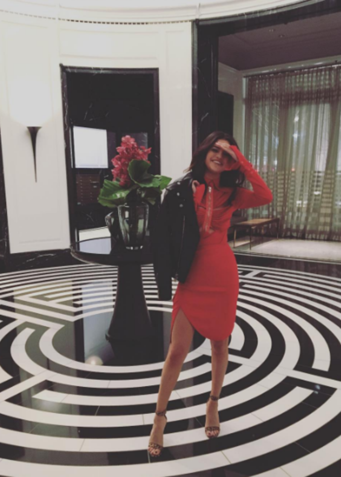  نسّقت الفستان الأحمر الضيق مع الجاكيت الجلد والحذاء بنقشة الفهد