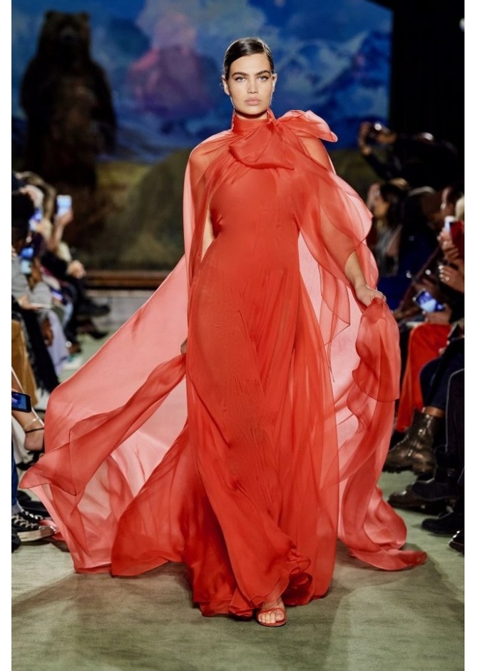 فستان باللون الأحمر من Brandon Maxwell 