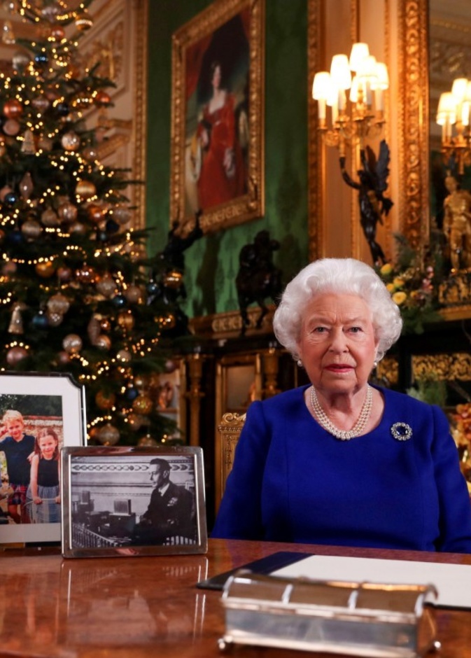 أجمل بروشات الملكة إليزابيث في رسائل عيد الميلاد ‏على مر السنين
