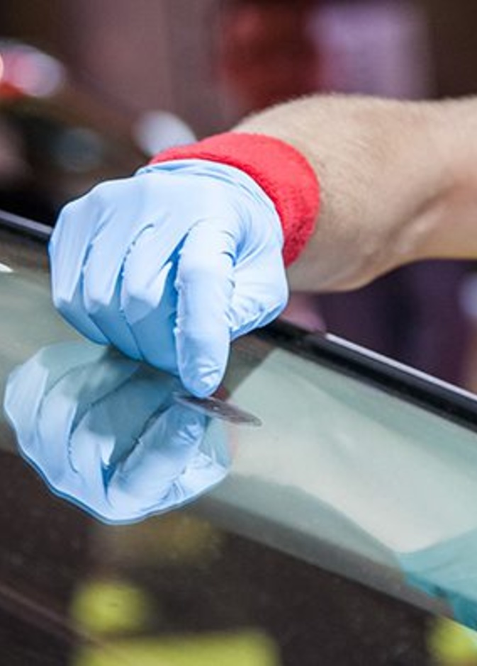 طرق بسيطة لإزالة الخدوش من زجاج السيارة