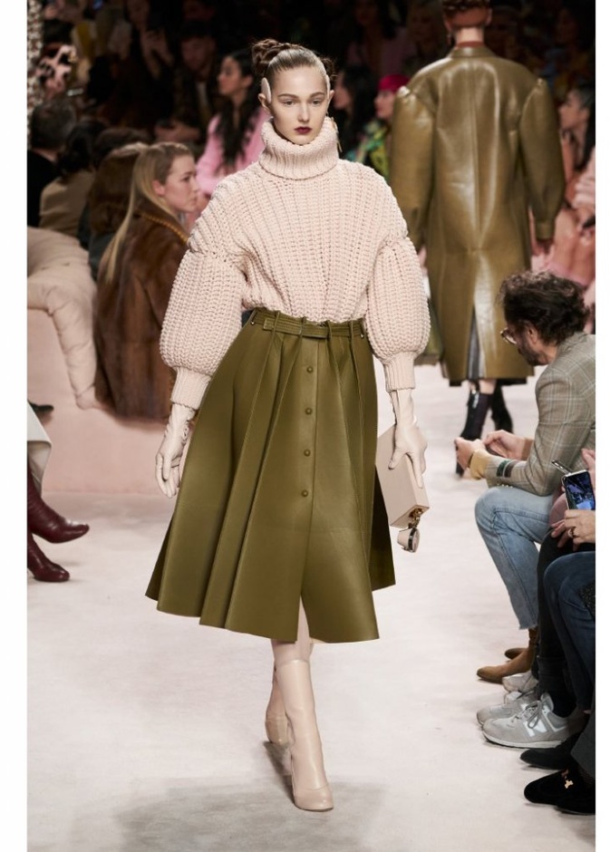 صيحات كنزات الياقة العالية والفضفاضة من دار Fendi