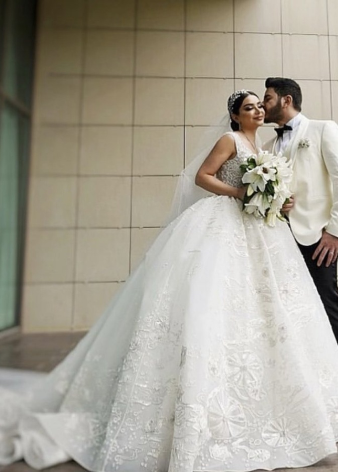  هيفاء حسوني بالابيض الى جانب زوجها