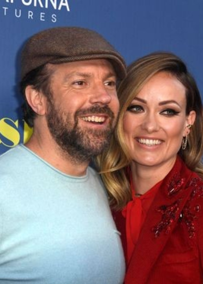 عناق حار بين المنفصلين حديثا أوليفيا وايلد وجيسون سوديكس