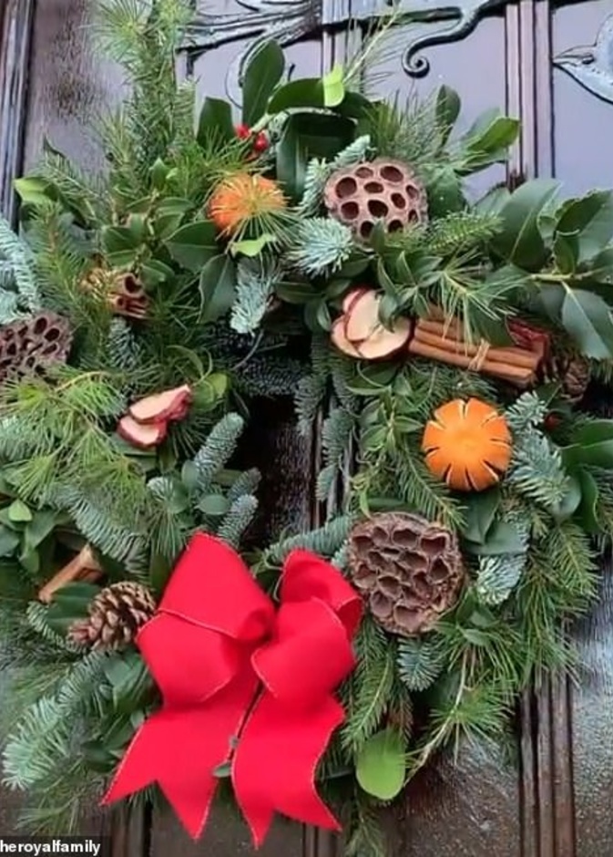 من وحي العائلة المالكة البريطانية.. كيف تصنعين إكليل من الزهور بمناسبة أعياد نهاية ‏العام؟