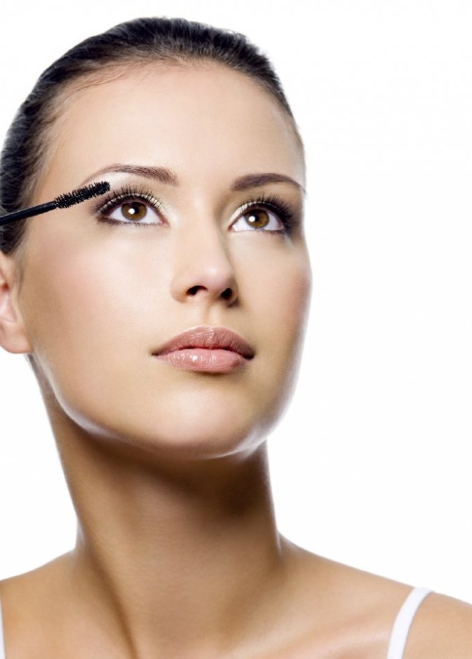 الخلطات الطبيعية تساعد على علاج الرموش القصيرة