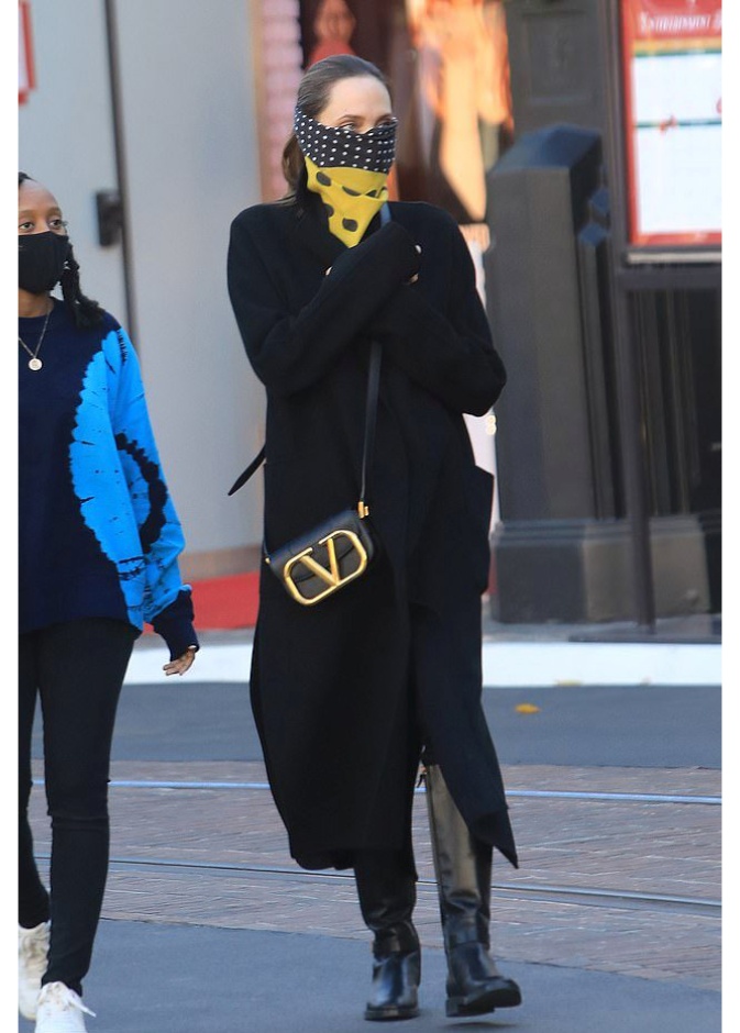 احدث اطلالات أنجلينا جولي الأنيقة بلوك مونوكروم شتوي برفقة إبنتها