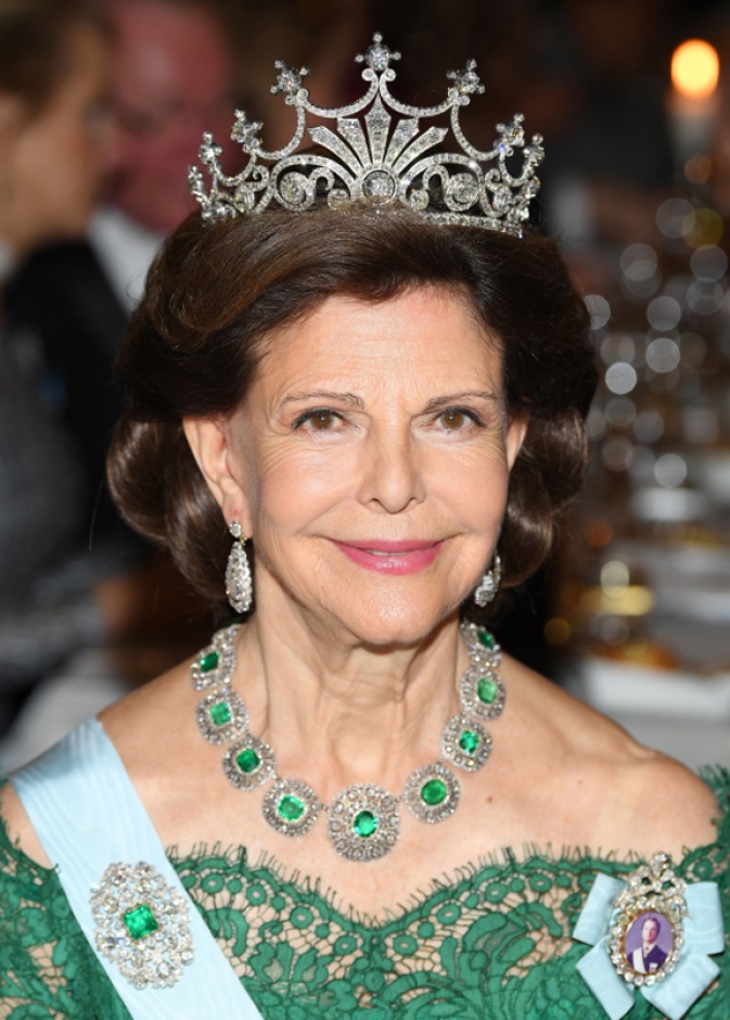 الملكة سيلفيا ترتدي طقم Bernadotte Emerald Suite 