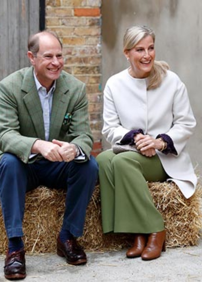 شاهدوا صورة بطاقة التهنئة الخاصة بالأمير إدوارد وأسرته