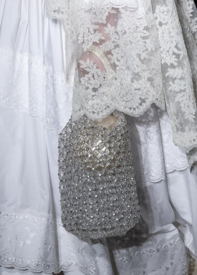 موديلات حقائب براقة مناسبة لسهرات نهاية العام من Simone Rocha