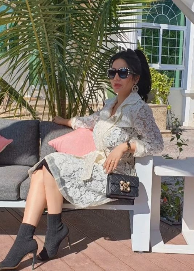 إطلالات لجين عمران أنيقة بالفستان الدانتيل الأبيض