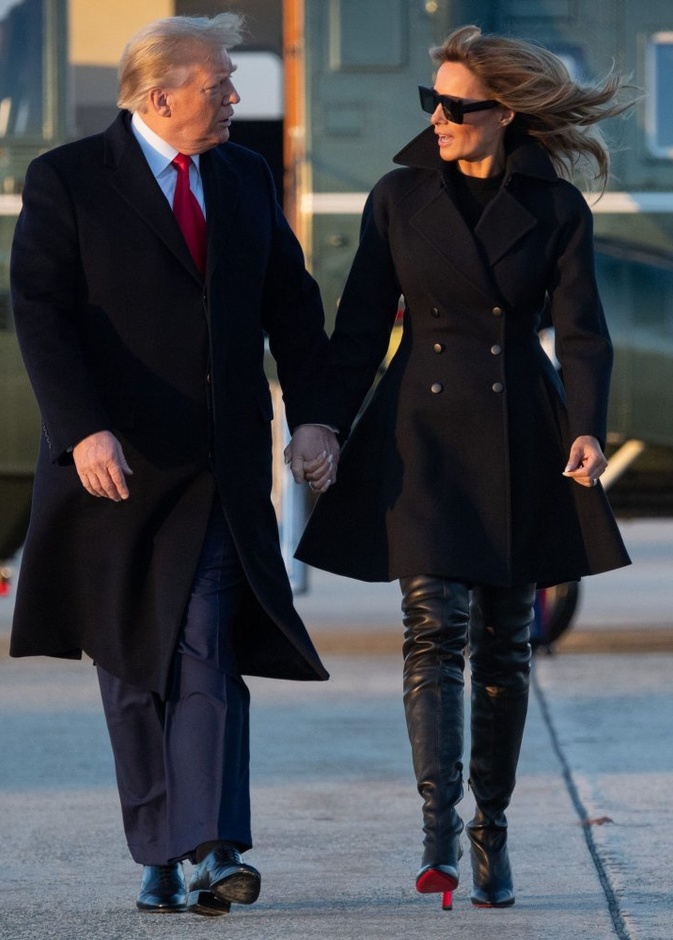 اطلالات ميلانيا ترامب بالمعطف الاسود في اجازتها