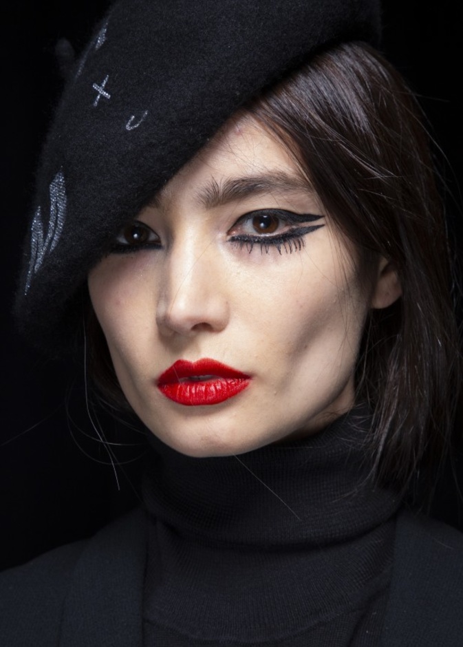 طرق تطبيق مكياج ملفت مع احمر الشفاه القوي لسهرات نهاية العام