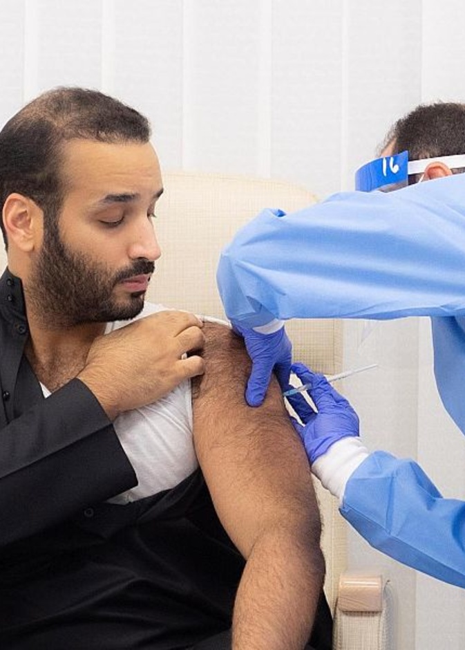 سمو ولي العهد يتلقى الجرعة الأولى من لقاح كورونا