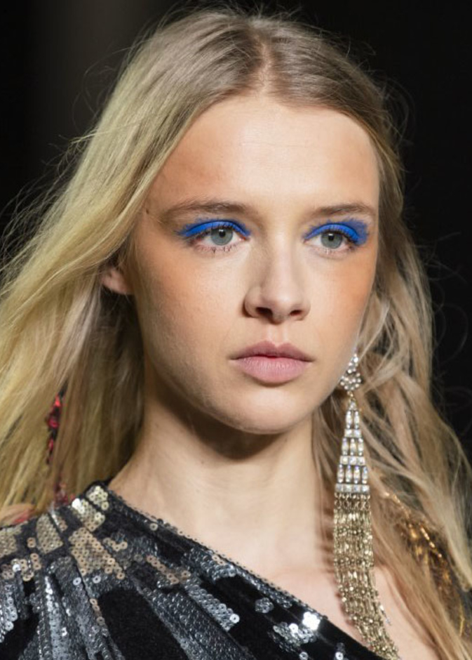 رسمات مكياج ملونة وزرقاء بتدرجات نيلية من وحي Tadashi Shoji