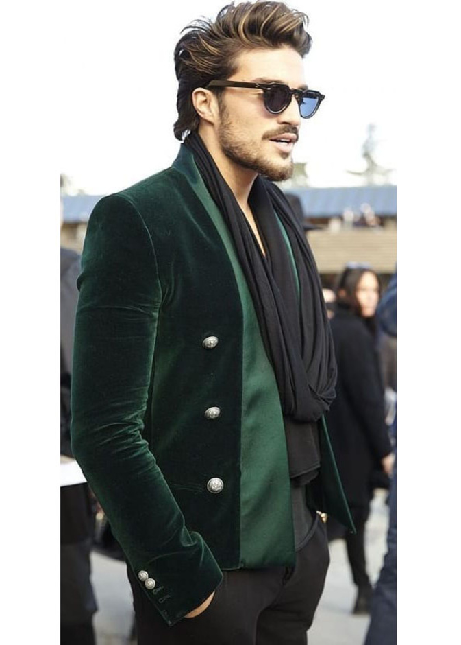 أناقة البليزر المخملي الأخضر والمزيّن بالأزرار البارزة مع الوشاح الأسود