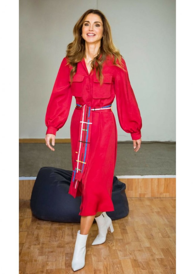 اطلالات محتشمة للصبايا مع الفستان الأحمر مستوحاة من الملكة رانيا