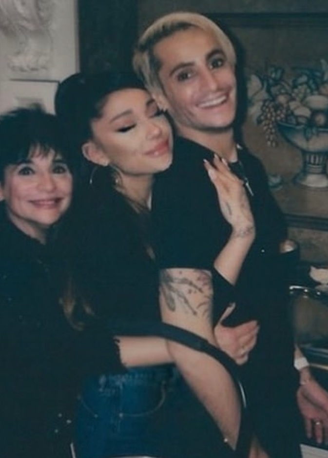 أريانا جراندي تحتفل ب يوم الكريسماس