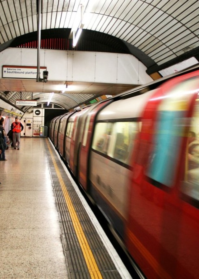  قطار أنفاق لندن من أفضل وسائل المواصلات بواسطة fedi