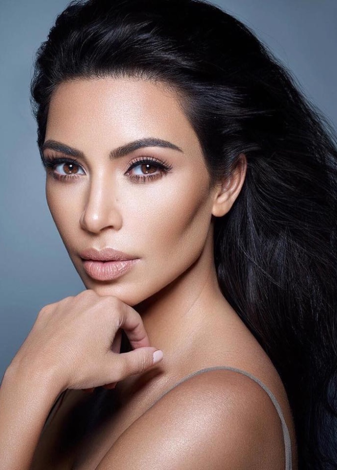4 نصائح جمالية يومية من كيم كارداشيان للتخلص من تجاعيد العينين