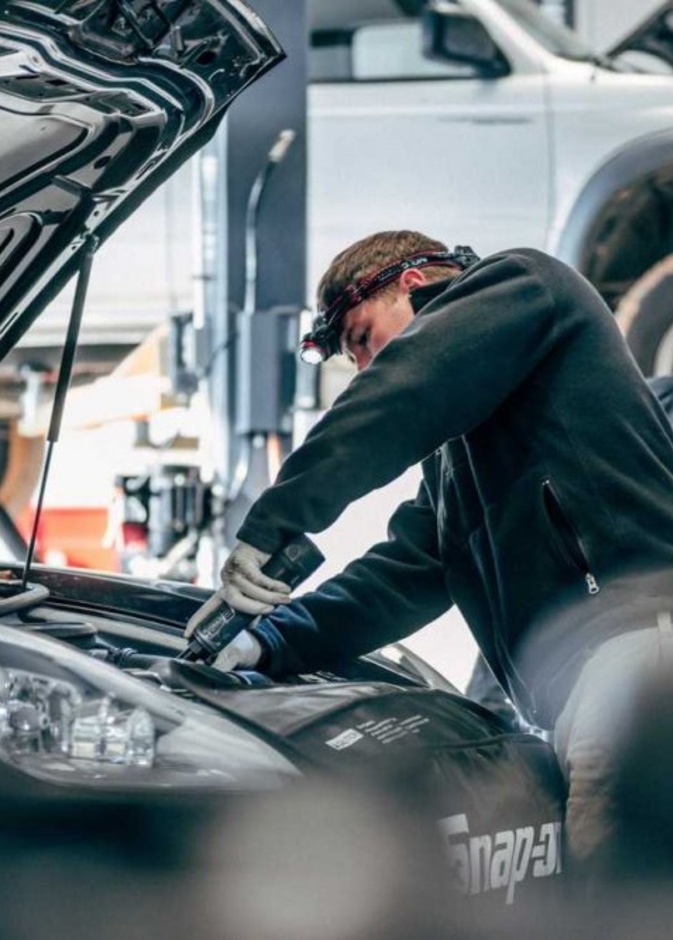 غسيل محرك السيارة يتم باستخدام الماء والصابون