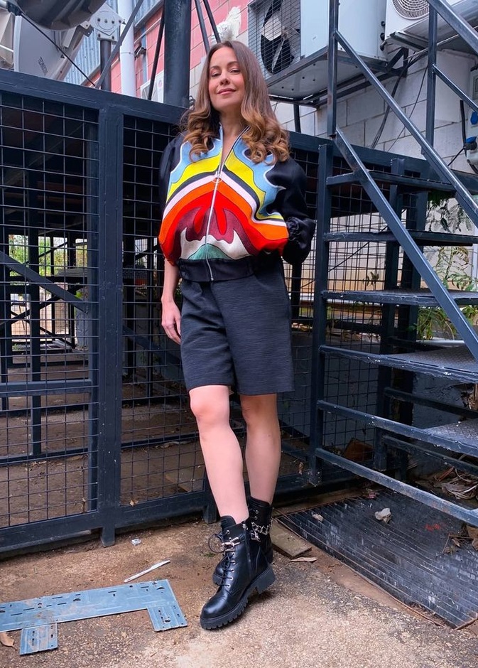 أطلت بالبومبر الأسود من تصميم حسين بظاظ مع الشورت الأسود والبوت