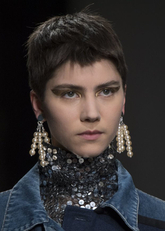 مكياج عيون عصري بتدرجات براقة