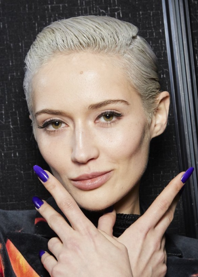 الوان طلاء اظافر نيلية لسهرات راس السنة 2021 من Philipp Plein