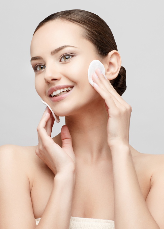 فوائد ماء الورد للوجه قبل النوم