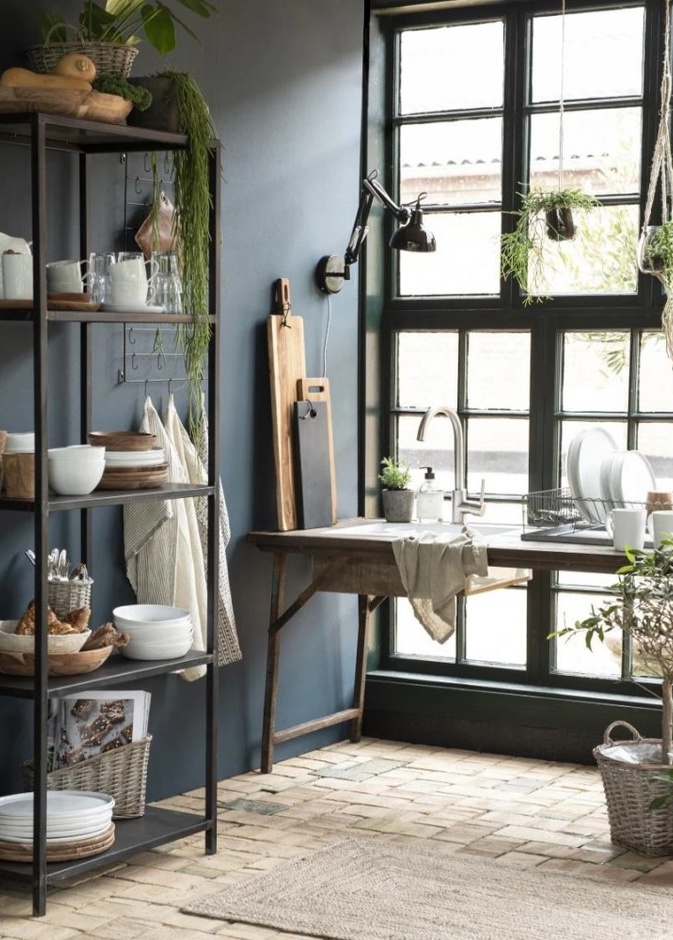 أحواض من النباتات الخضراء تزين المطبخ الريفي