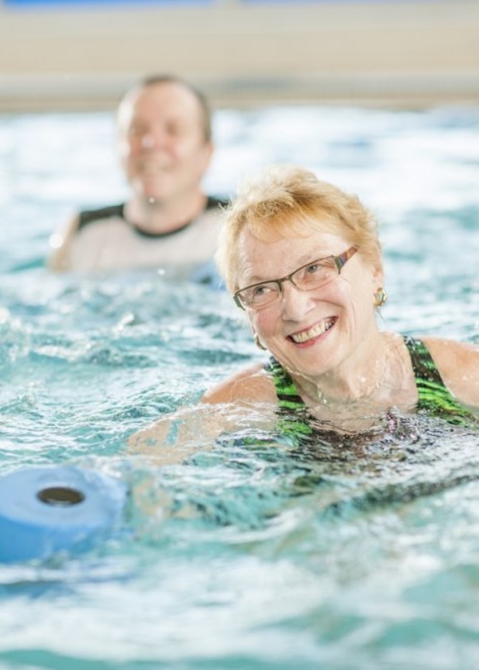 السباحة مفيدة لصحة كبار السن