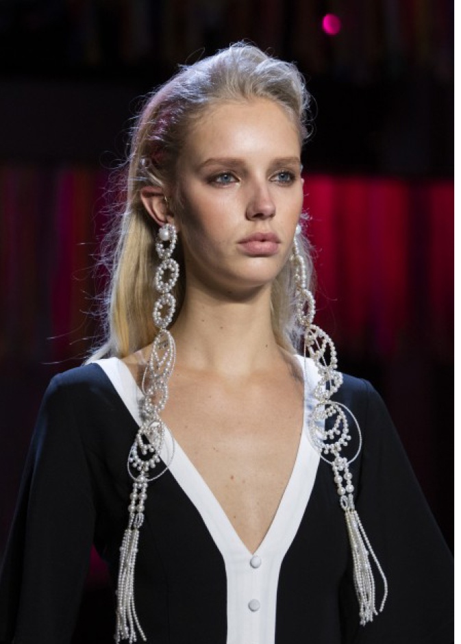 موديلات اقراط اللؤلؤ الطويلة جداً من Prabal Gurung
