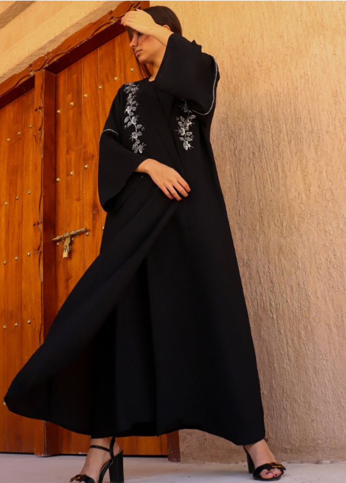  عباية بسيطة باللون الأسود مع التطريزات الأنيقة بالفضي من تصميم WASMAH