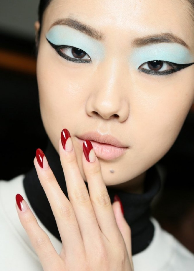 مناكير بدرجات اللون الأحمر الحيوي والفرانش من Prabal Gurung