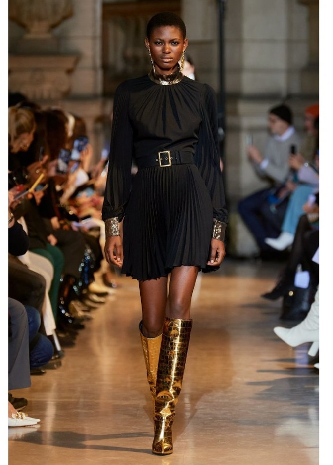  فستان اسود من  Andrew Gn