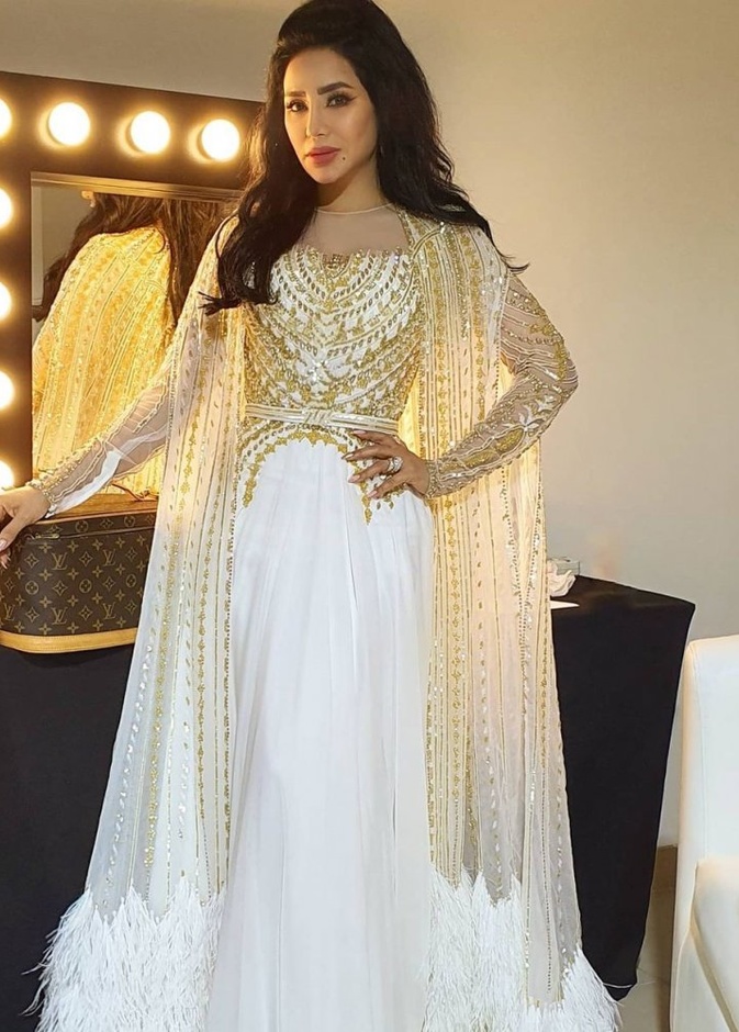 اطلالة لجين عمران ساحرة بموضة الفستان الأبيض والذهبي بتوقيع دار شربل كرم