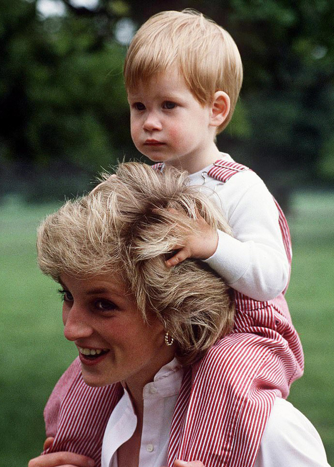 هاري ينشر صورة لوالدته الأميرة ديانا