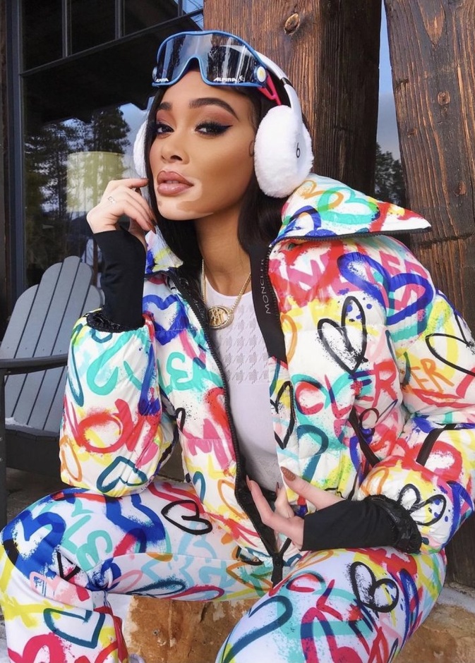 ويني هارلو تستمتع بأجواء رحلتها الثلجية في كولورادو