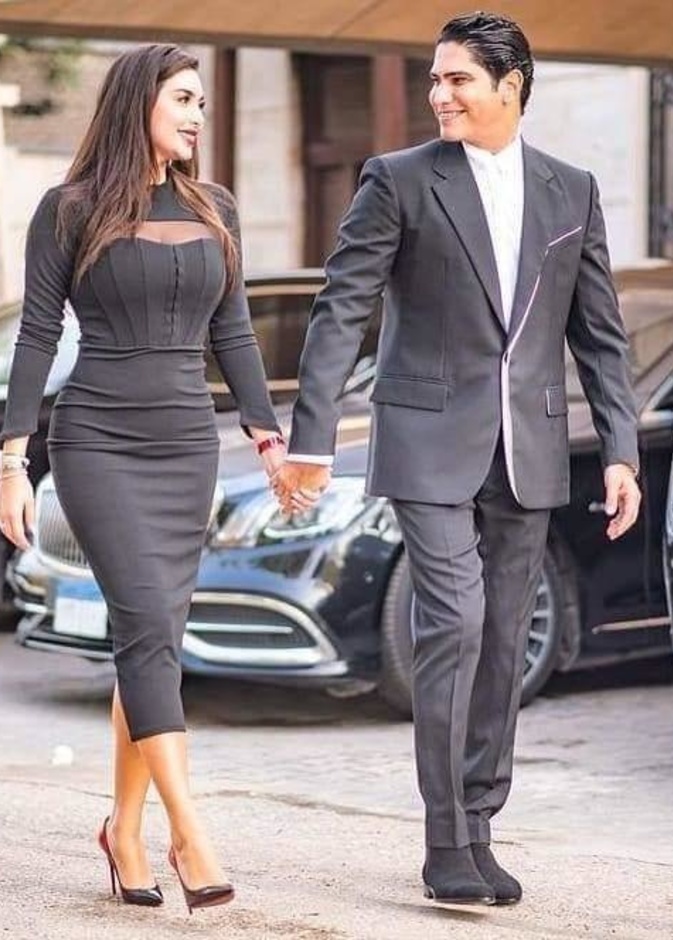 اطلالة ياسمين صبري وابو هشيمة باللون الأسود