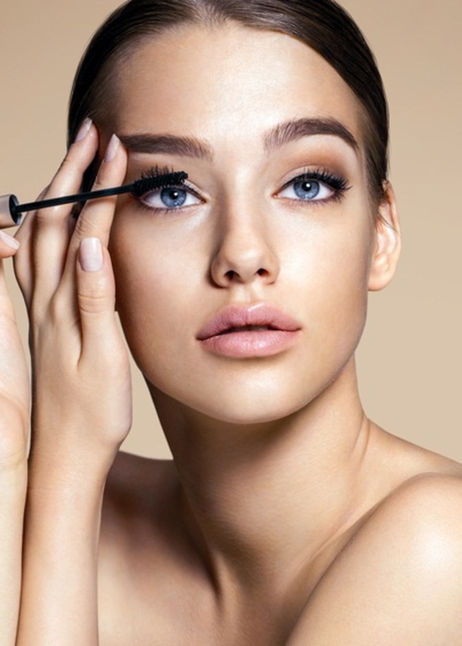 كيفية العناية بالرموش لتكثيفها بالطرق الطبيعية