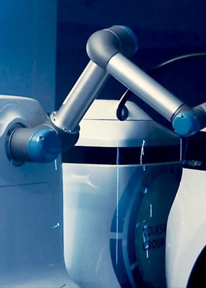  الروبوت آر تو دي تو يشحن السيارات الكهربائية بدون تدخل بشري