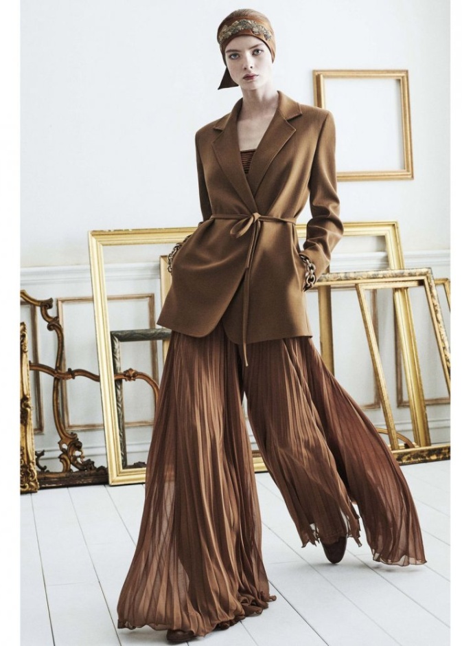 طرق ارتداء البناطيل الفضفاضة البليسيه من دار Max Mara