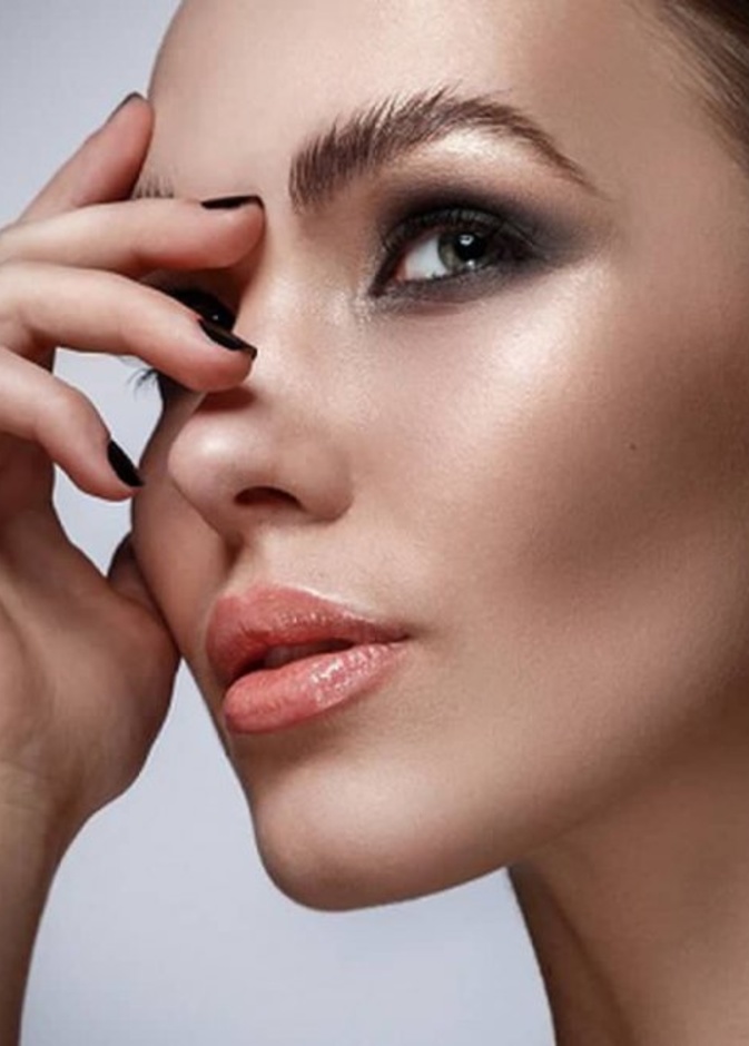  أحمر الشفاه النيود من أبرز ألوان أحمر الشفاه لشتاء 2021