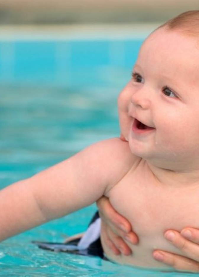 ما هو السن المناسب لتعليم الطفل السباحة