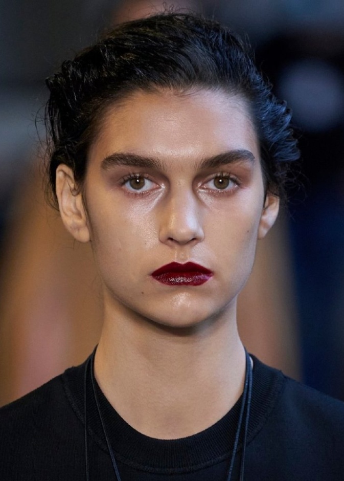 الوان احمر شفاه مخملي لماع من دار Max Mara