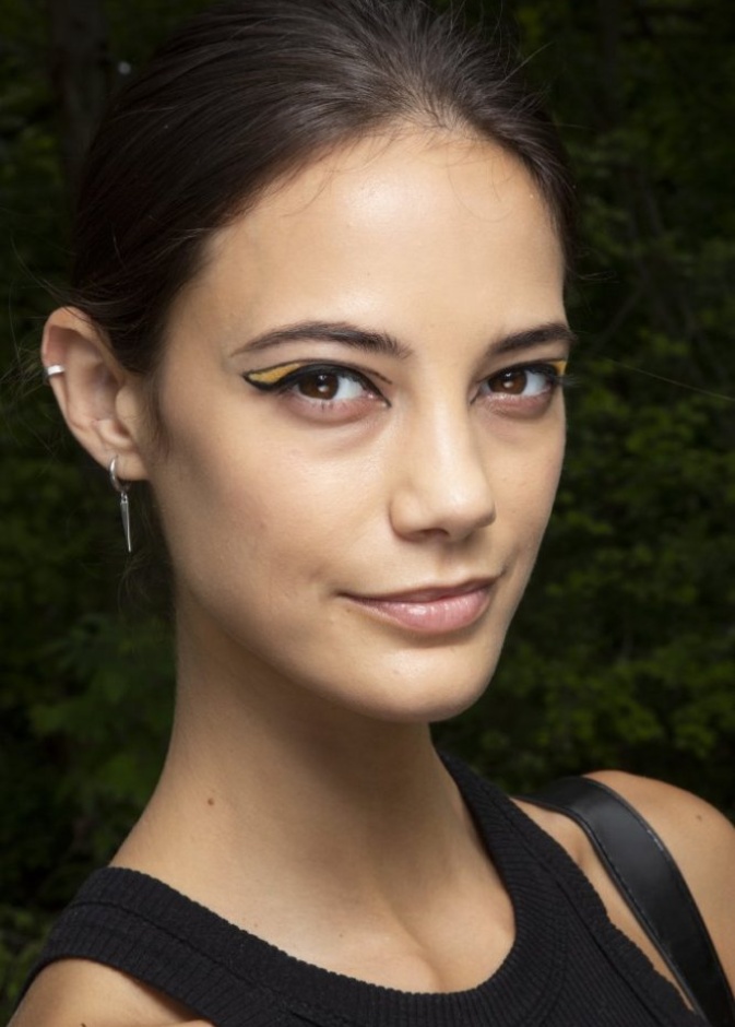  الوان الايلاينر موضة ربيع 2021 باللون الاصفر من دار Christian Siriano