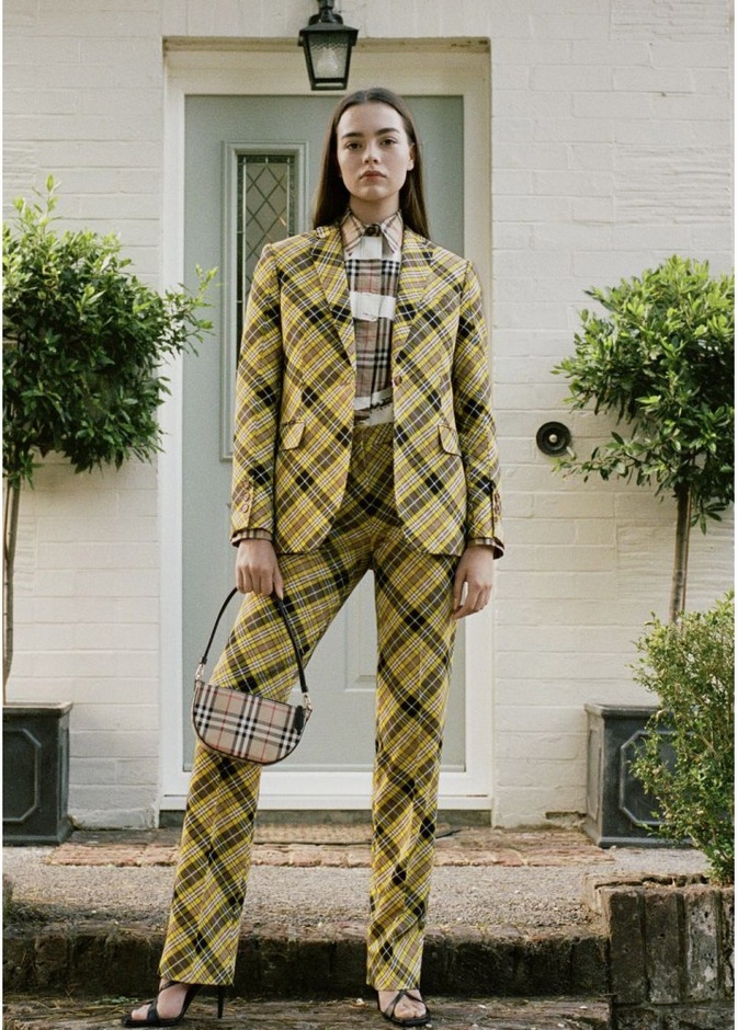 طرق ارتداء نقشة الكارو مع البدلات الرسمية والصفراء من دار Burberry