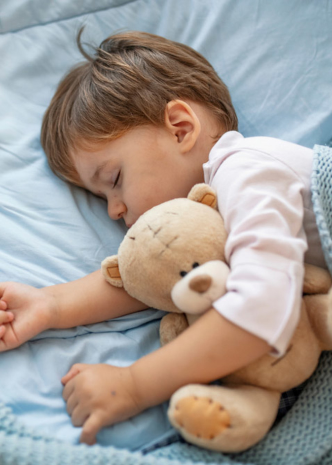 كم ساعة يجب ان ينام الطفل في عمر السنتين